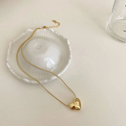 Delicate Heart Pendant Necklace – Gold Clavicle Chain with Exquisite Crystal Zircon
